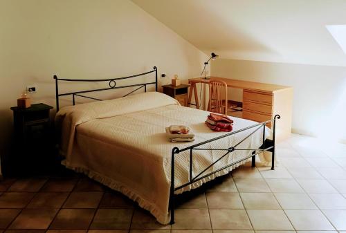 MoscufoCountryHome - Casale 32 - Intera Villa的一间卧室配有一张床和一张桌子及椅子