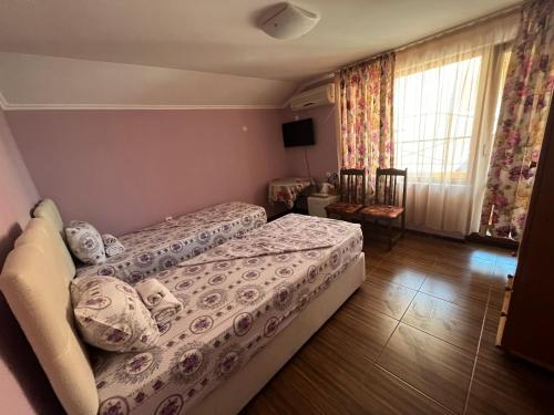 内塞伯尔Daniel Guest House的酒店客房设有床和窗户。