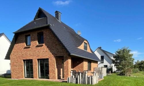 卡尔斯哈根FH Kormoran_STRUe的黑色屋顶的棕色砖屋