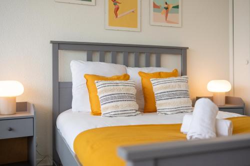 昂代Atlantic Selection - Vue panoramique sur l'océan avec Parking的一间卧室配有黄色和白色枕头的床