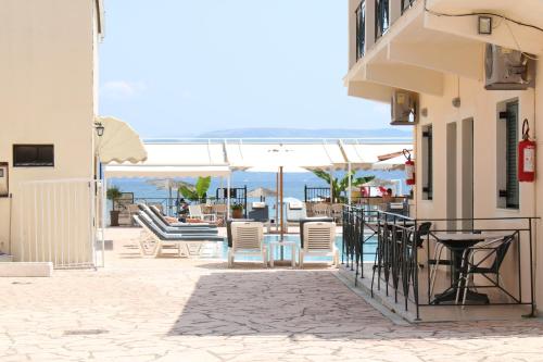 卡沃斯Stavros Beach Resort的大楼内带桌椅的庭院