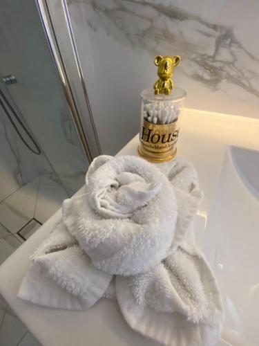 卡梅尔studio ilanit的浴室柜台上摆放着一堆毛巾,上面放着一瓶蜂蜜