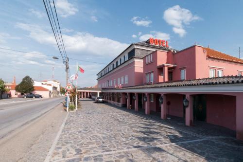 阿威罗若昂派得罗酒店的粉红色建筑城镇的街道