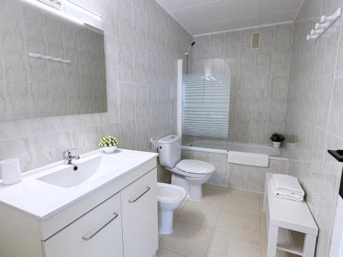拉皮内达AT-Pineda-03的白色的浴室设有卫生间和水槽。