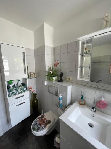 普劳恩Möblierte Wohnung für Geschäftsreisen/Ferienwohnung Plauen Stadtmitte的白色的浴室设有水槽和卫生间。