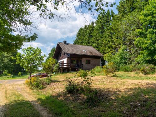 奥维法特Typical Ardennes chalet with hot tub的路边的小房子