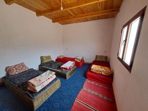 米德勒特Gite taouraout的客厅设有两张沙发和一个窗户