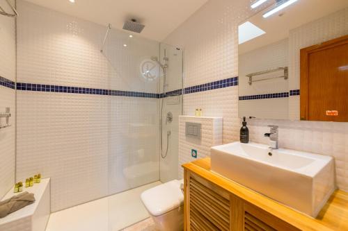 Badia GranFerienhaus Casa Kristel的一间带水槽和淋浴的浴室