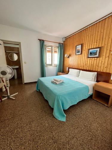滨海托萨P&R hostals Maria Rosa的一间卧室配有一张带蓝色毯子的大床
