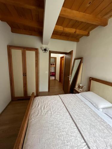 泰斯Villa Molla的木制天花板的客房内的一张大床