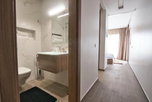 阿加迪尔New Sea Front Apartment 135mq with Unlimited Wi-Fi的一间带水槽、卫生间和镜子的浴室