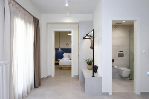 欧拉努波利斯ONAR OURANOUPOLIS的白色的浴室设有卫生间和水槽。