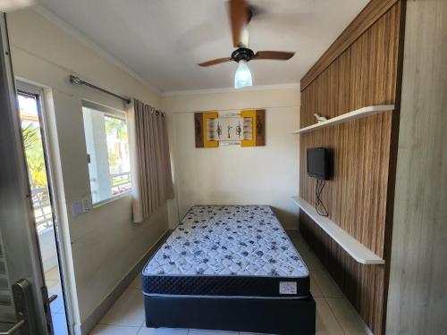 卡达斯诺瓦斯Lacqua diRoma 1 - Apartamentos JN的一间卧室配有一张床和吊扇
