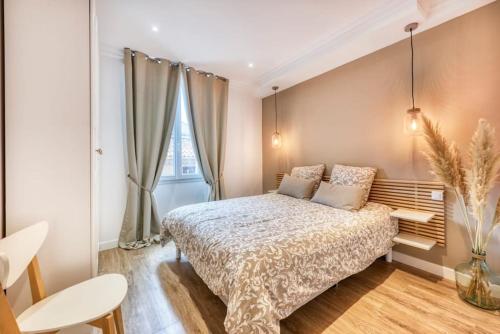 圣拉斐尔Appartement neuf centre ville et plage à proximité的一间卧室设有一张床和一个大窗户