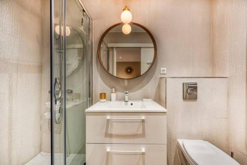 圣拉斐尔Appartement neuf centre ville et plage à proximité的一间带水槽和镜子的浴室
