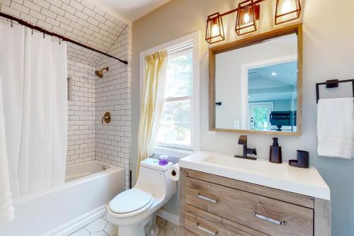 普里茅斯Magic on Micajah的一间带卫生间、水槽和镜子的浴室