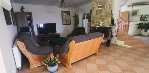 Rychtyńska Cisza的客厅配有两张沙发和一台电视