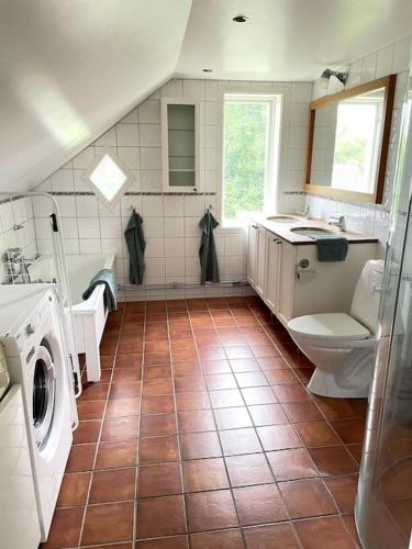 瓦伦蒂纳Charmig villa norr om Stockholm的一间带卫生间和水槽的浴室