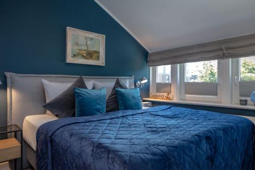 韦斯特兰Backbord的蓝色的卧室设有床和窗户