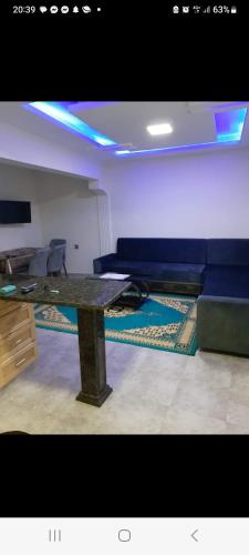 乌姆苏克Residence djerba 3的客厅配有桌子和沙发