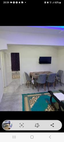 乌姆苏克Residence djerba 3的一张带桌椅的用餐室的照片