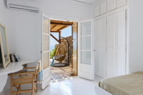 卡拉法蒂斯Villa Sea Angels的卧室拥有白色的墙壁,设有一张床和一扇门