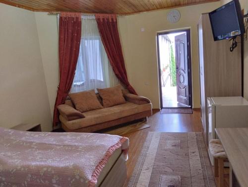 乔尔蓬阿塔В Гостях на Иссык-Куле的带沙发和推拉门的客厅