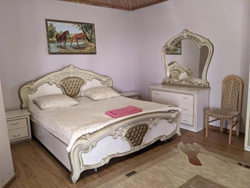乔尔蓬阿塔В Гостях на Иссык-Куле的卧室配有白色的床和镜子