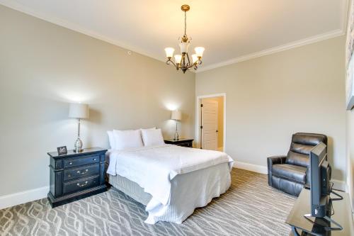Keestone Resort Apartment about 7 Mi to State Park的一间卧室配有一张床、一把椅子和电视