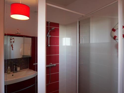 梅尔·莱斯·拜恩斯La Maison Verte 71 m²的带淋浴和盥洗盆的浴室