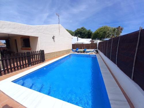 科尼尔-德拉弗龙特拉Casa independiente con piscina - Villa Pintor的房屋前的游泳池