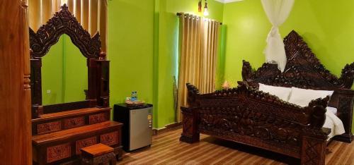 磅湛Toek Chha Temple Resort的一间卧室配有一张床和一面大镜子