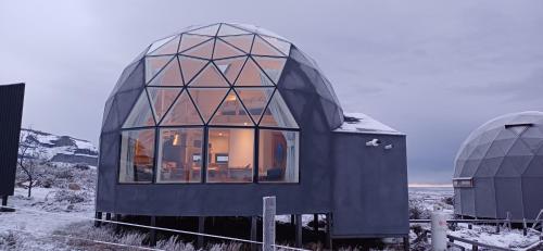 纳塔列斯港Dome with Stunning Glacier & Mountain Views的雪地里带窗户的玻璃房子