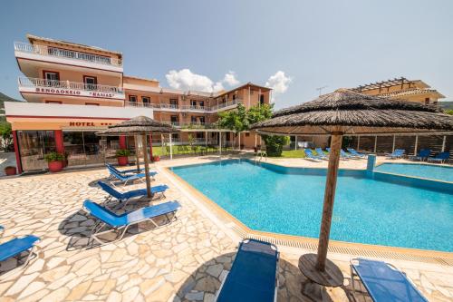 瓦西利基卡莱斯酒店的酒店旁的游泳池配有椅子和遮阳伞