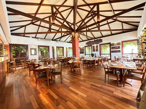 马塞约Jatiuca Suítes Resort FLAT的用餐室配有木桌和椅子