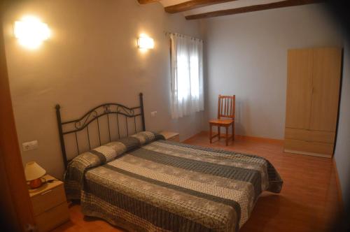 巴尔铁拉Casa Rural El Convento的一间卧室设有一张大床和一个窗户。
