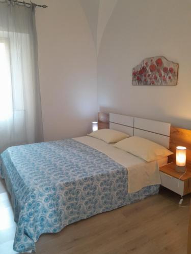 皮昂比诺Casa vicino al mare的一间卧室配有一张带蓝色毯子的大床
