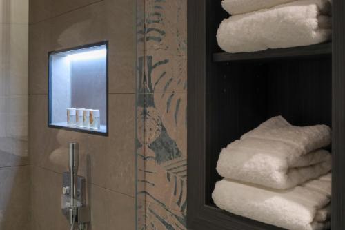 吕本瑙SPREE. Hotel am Hafen的浴室设有镜子和一束毛巾