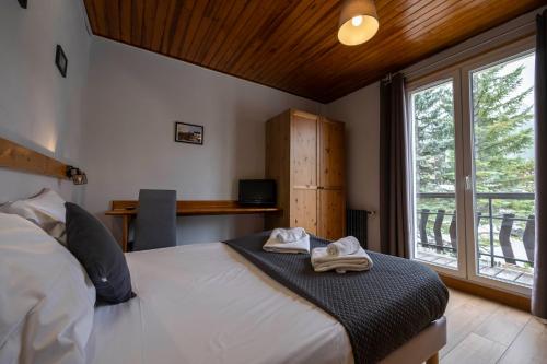 勒索兹弗洛孔酒店的一间卧室配有一张床,上面有两条毛巾