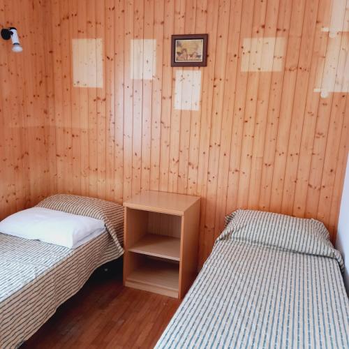 MassimenoAPPARTAMENTO OLGA的木墙客房 - 带两张单人床