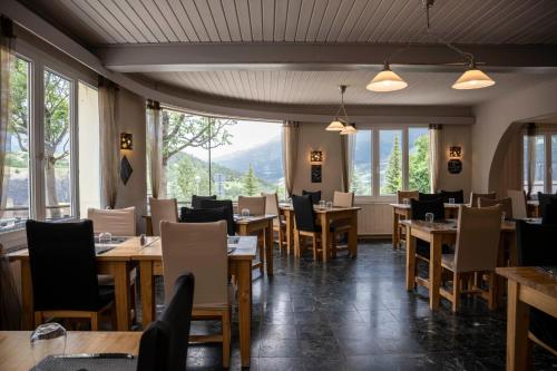 勒索兹弗洛孔酒店的餐厅设有桌椅和窗户。