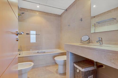 卡拉德米哈斯Calita 109 Mijas Costa - Málaga的浴室配有盥洗盆、卫生间和浴缸。