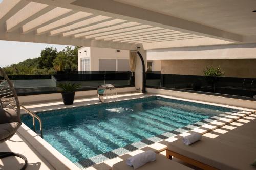 巴尔THE VIEW Premium Villas的建筑物屋顶上的游泳池