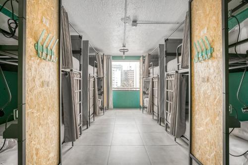 利马利马米拉弗洛尔塞丽娜酒店的牢房走廊,有长长的走廊