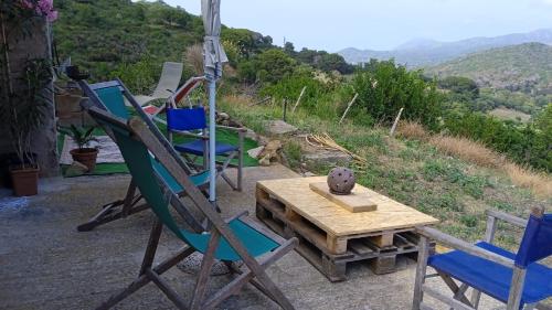 费拉约港Buen Retiro的一组椅子和一张桌子,享有美景