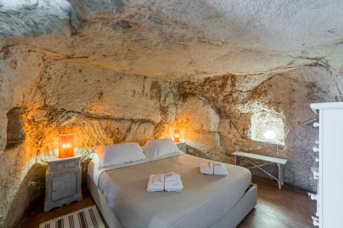 奥斯图尼La Lamia 1864 by Rentbeat的一间洞穴内床的卧室
