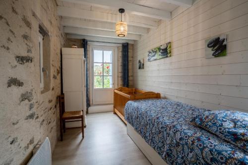 波尔尼克maison tartifume的一间卧室设有一张床和一个窗口