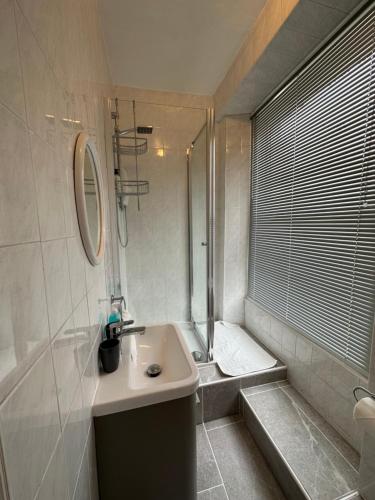 凯恩舍姆Manor Lodge Guesthouse的白色的浴室设有水槽和淋浴。