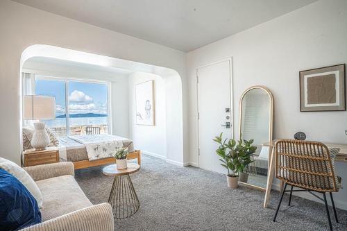 西雅图Waterfront Bliss, 2 BR Apt near Alki Beach的客厅设有床和大窗户