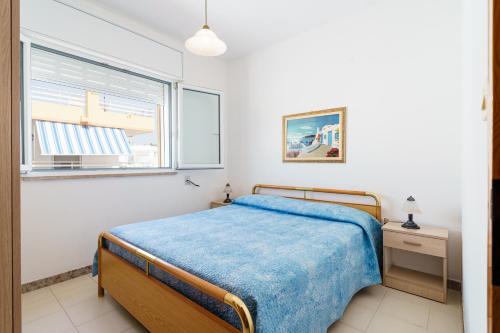 托雷瓦多VistaMare Paradiso的一间卧室设有一张床和一个窗口